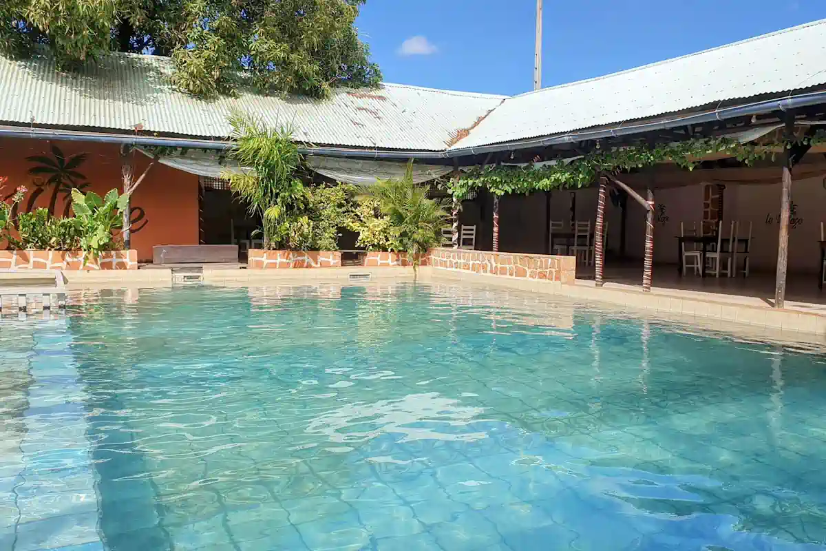 Piscine et restaurant de l'hôtel